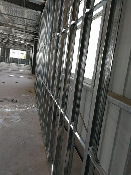 鋁扣板隔墻-鋁扣板吊頂是木龍骨還是輕鋼龍骨好