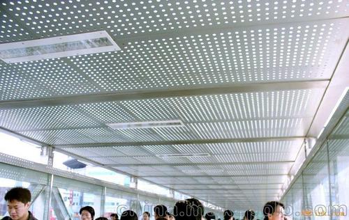 室內墻上鋁扣板裝飾材料-室內鋁扣板廠家講吊頂這種常用的裝飾方法