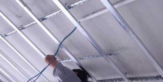 鋁扣板吊頂基層-工程鋁扣板廠家解析機場鋁天花吊頂優勢
