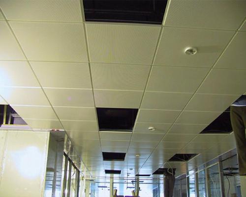 透明鋁扣板-佛山鋁天花廠家講鋁扣板和鋁格柵吊頂那個比較好