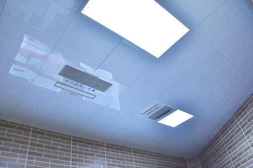墻上的集成鋁扣板-鋁扣板集成吊頂和傳統吊頂的差別