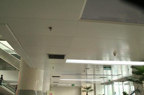 集成吊頂鋁扣板材料的生產-鋁扣板和塑料扣板吊頂哪個好呢