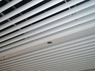 佛山鋁扣板生產廠家-鋁扣板吊頂反光好刺眼