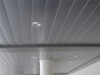 集成吊頂鋁扣板的搭配-跟客廳鋁扣板吊頂廠家看看鋁扣板吊頂怎么搭配的好看